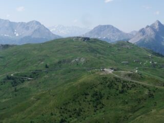 La dorsale prativa con il Fort Gondran al centro 