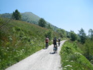 sullo sterrato della Strada dei Cannoni e Monte Birrone sullo sfondo