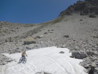 un breve tratto su neve...ormai assente su tutto il resto del percorso