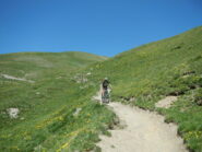 l'agevole sentiero di discesa verso il Refuge de Furfande