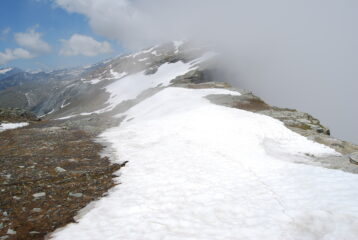 Arrivo in cresta: vista direzione Salati, Valsesia nella nebbia