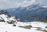 Dalla cresta: il sottostante pianoro innevato, Lago Gabiet e Testa Grigia sullo sfondo