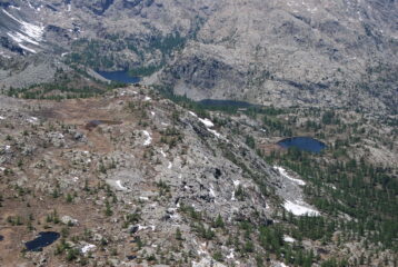 Dalla vetta: Rifugio Barbustel, Laghi Vallette, Blanc e Cornu