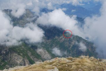 Sguardo sulla Val d’Aosta, con nuvolosità meno pesante: Valloni di Bonze e Mouilla, nel circoletto l’Alpe di Cormoney sotto l’omonimo Bec
