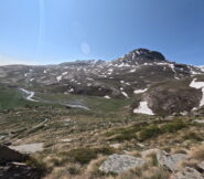 Salendo lungo il sentiero 8C, vista sul torrente Ayasse e Monte Rascias