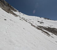 Il sentiero 8C ancora coperto di neve: utili almeno piccozza e ghette, meglio anche coi ramponi