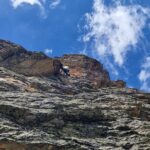 Uscita del terzo tiro (le corde vengono da sinistra perché noi siamo erroneamente andati a sinistra dalla sosta seguendo qualche chiodo della Balzola). L'uscita con rinviata sul cordino bianco è corretta.
