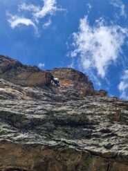 Uscita del terzo tiro (le corde vengono da sinistra perché noi siamo erroneamente andati a sinistra dalla sosta seguendo qualche chiodo della Balzola). L'uscita con rinviata sul cordino bianco è corretta.