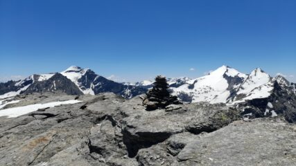 Cima del Pizzo Cassimoi. Sullo sfondo l'Adula