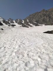 Discesa su bella neve estiva
