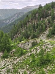 vista frontale della falesia Muppets, salendo verso la Rocca di San Bernolfo