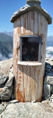 Cippo con Madonnina nera, a 15 minuti dal colle