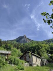 Il Bec di Roci Ruta incombe su Benne 