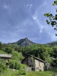 Il Bec di Roci Ruta incombe su Benne 