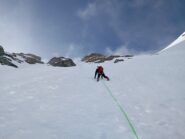 Verso l'uscita della parete.