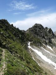 Sentiero che attraversa un versante ripido verso il colle Costa San Giovanni, ultima selletta prima della discesa finale