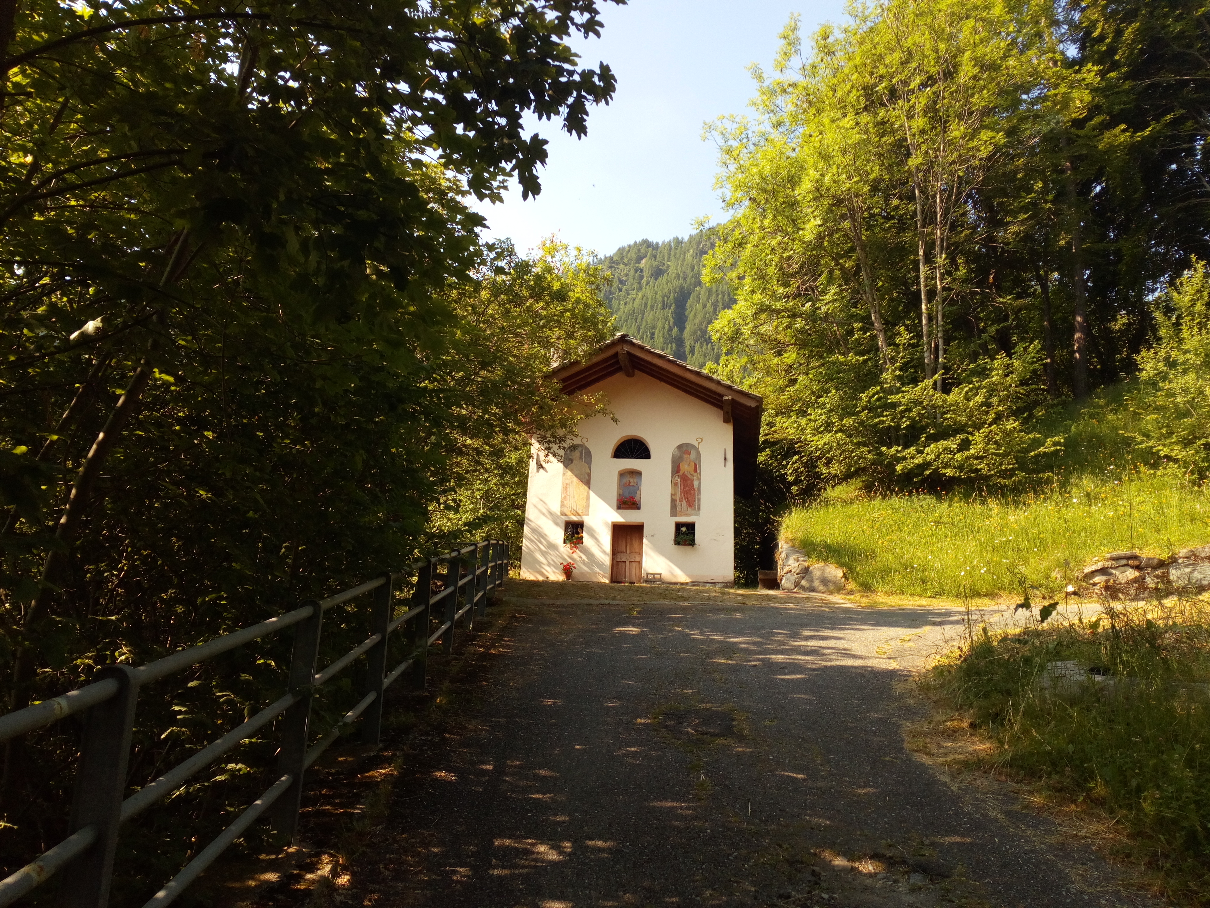 quasi arrivati, fresca fontanella di fronte alla chiesetta