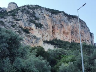 La falesia vista dalla strada