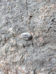 Una delle pietre usate per segnare il nome; diverse si sono staccate