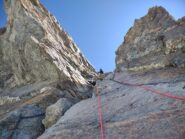 Il tratto attrezzato (circa 28 mt. in tutto; si può scendere in una o due calate e/o mungendo le catene) visto dalla placca inferiore