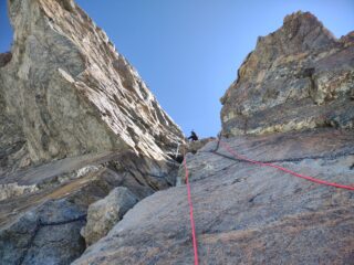 Il tratto attrezzato (circa 28 mt. in tutto; si può scendere in una o due calate e/o mungendo le catene) visto dalla placca inferiore