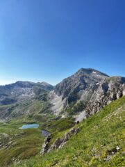 Il versante nord del Mongioie dal fianco nord-est della Cima Brignola