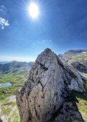 Uno dei torrioni sovrastanti il lago Raschera