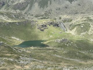 Dalla Punta Murel guardando il lago e il rifugio