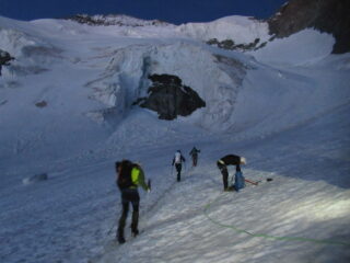 Alla base della parete del Dom
