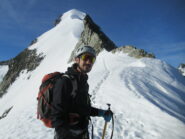 All'attacco della Biancograt (sopra al casco di Giacomo si vede l'isolotto roccioso che alcune cordate hanno seguito per cresta; noi alla sua base)