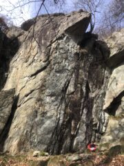 La testa del serpente con la fessura che incide tutta la parete strapiombante