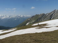 ancora neve nei prati sotto la cima