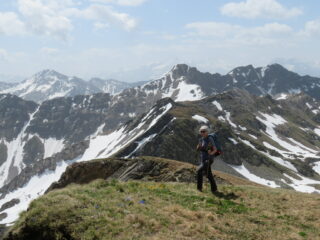 sotto la cima: sfondo Costa di serena, Testa di serena e dei Frà, M. Flassin
