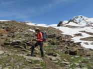 sentiero verso la cima, col panorama che si allarga