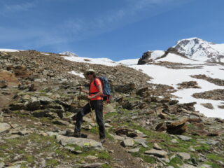 sentiero verso la cima, col panorama che si allarga