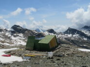 il nuovo bivacco in allestimento, subito sotto la cima