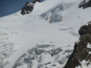zoom sul ghiacciaio, con cordate in discesa
