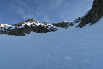 i robusti ghiaccioli lassù in cima con l'arrivo del sole minacciavano di cadere, salito quindi a destra