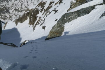 un'occhiata al ripido pendio di salita