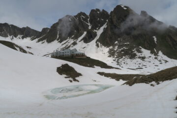 il rifugio con l'Aiguille de Bellecombe alle spalle