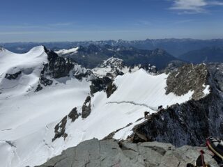 La discesa è per cresta in parte rocciosa in parte su neve fino alla forcella che permette di calare sul nevato che domina il rifugio Marco e Rosa