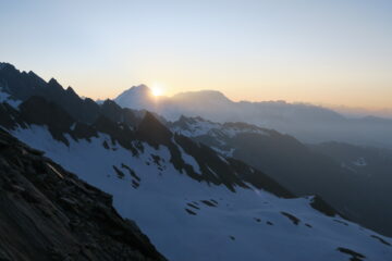 spunta il sole tra il Grand Combin ed il Mont Velan