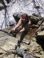 Si lavora duro da queste parti. Ismelda risale un tiro per le pulizie finali