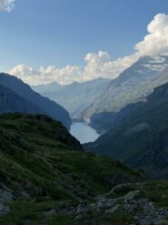 Il lago visto dalla discesa per sfasciumi e prati