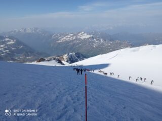 folla verso il Colle Vincent
