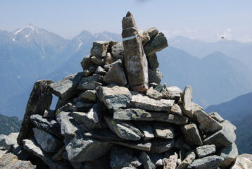 L’ometto di vetta della Cima Piana, con quota data a 2590 m