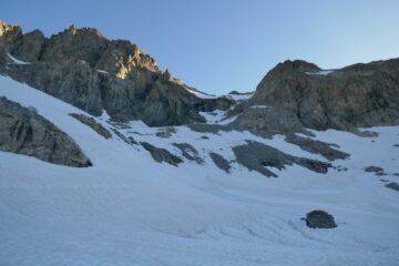 la comba laterale del percorso diretto, a sx la cima