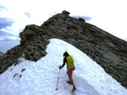 Il breve nevaio dopo il colle, verso la cima