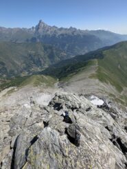 inizio della via con dietro il sentiero di avvicinamento e la sterrata