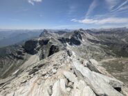 vista dalla vetta verso il lato in cui si scende se si vuole fare il percorso ad anello